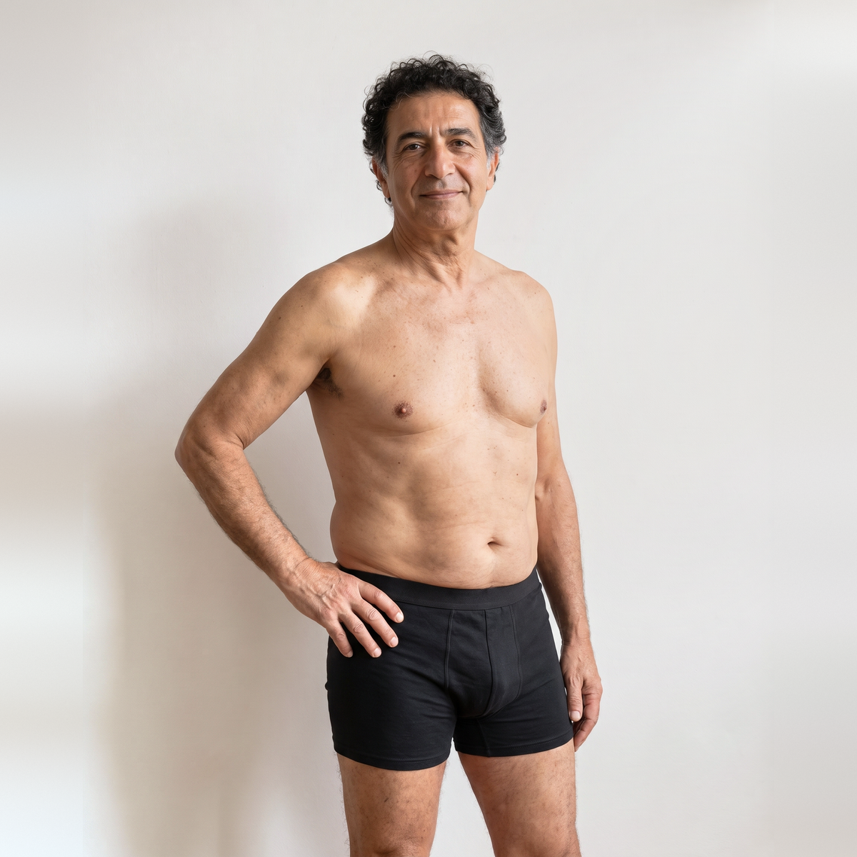 Boxer court noir Urikare porté par un homme torse nu