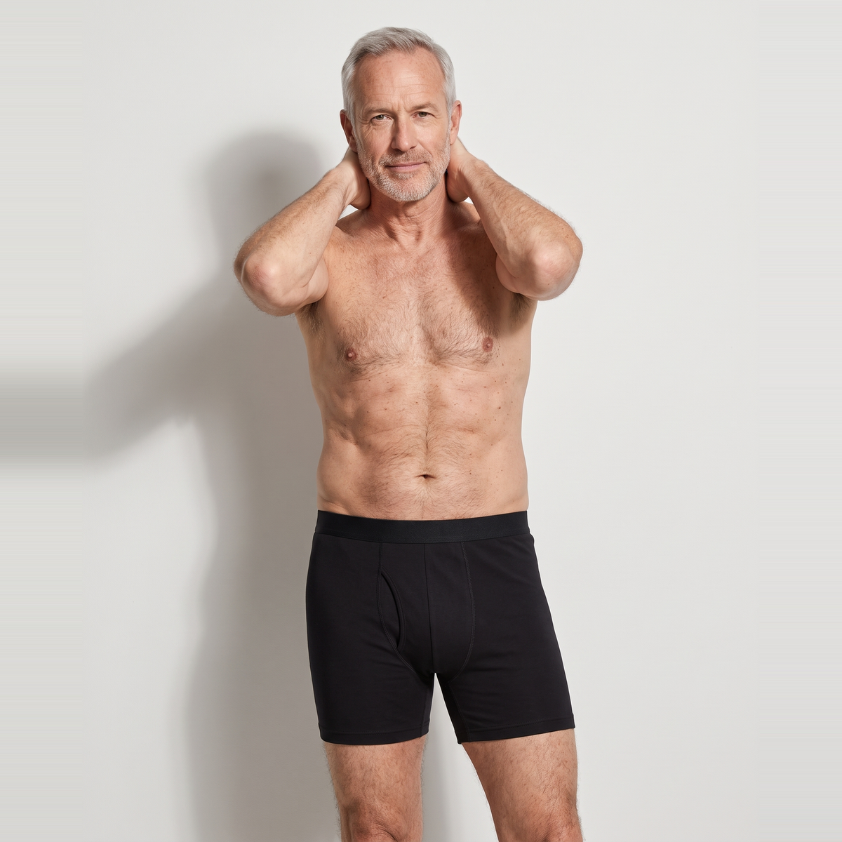 Boxer long noir Urikare porté par un homme torse nu
