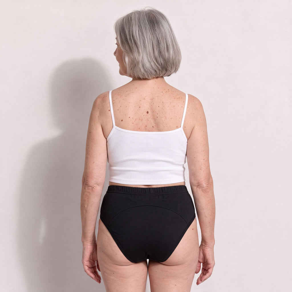 La culotte noire Urikare portée de dos, bras détendus.